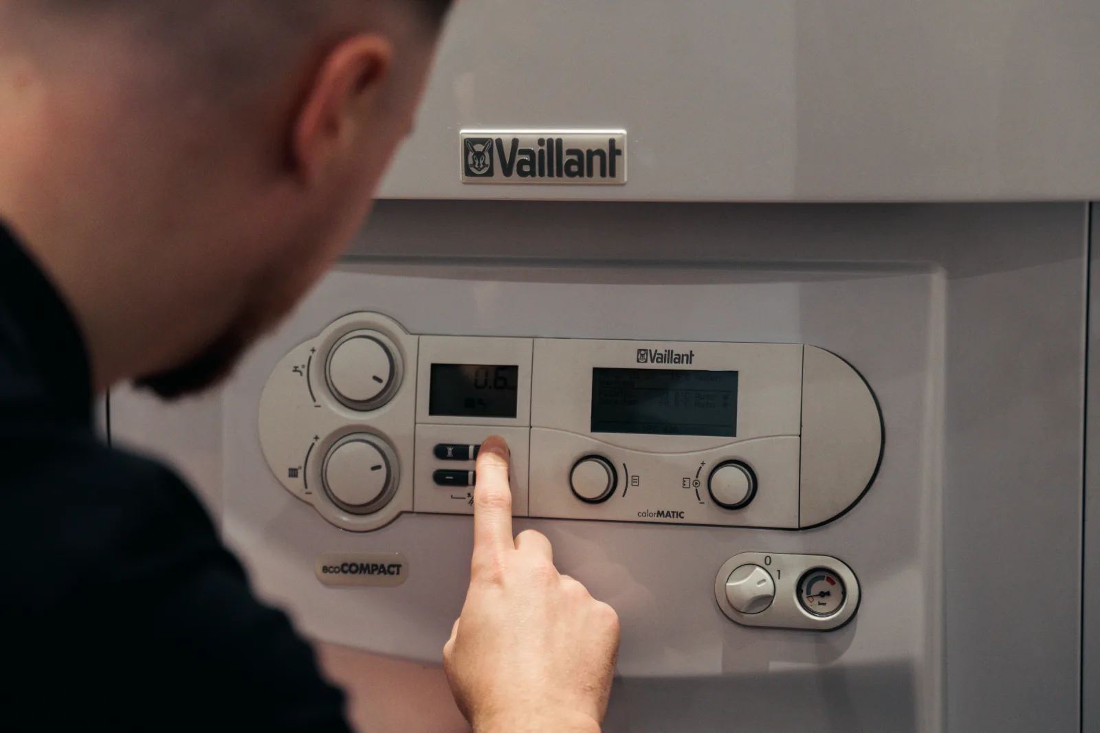 Pechtel-Techniker stellt eine Vaillant-Heizung ein